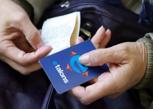 Rīgas dome paplašina atlaides braukšanai galvaspilsētas sabiedriskajā transportā. 