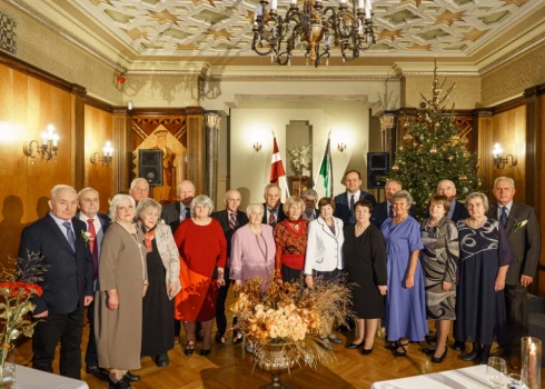 Sirsnīgā gaisotnē Siguldas Jaunajā pilī godināti Siguldas novada Zelta pāri.