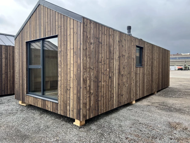 Koka moduļu māja tuvplānā.