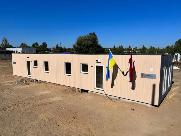 Viena no karā cietušajiem Ukrainas iedzīvotājiem būvētajām moduļu mājām.