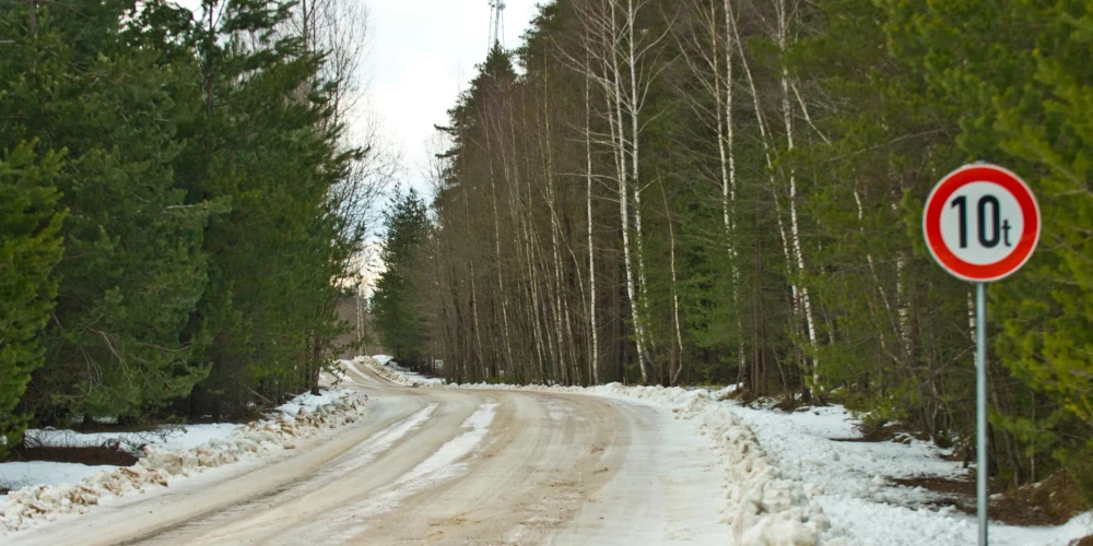 Ja autoceļus, kas zaudējuši nestspēju, tupina lietot transports, kas smagāks par 10 tonnām, tie var palikt pilnībā neizbraucami.