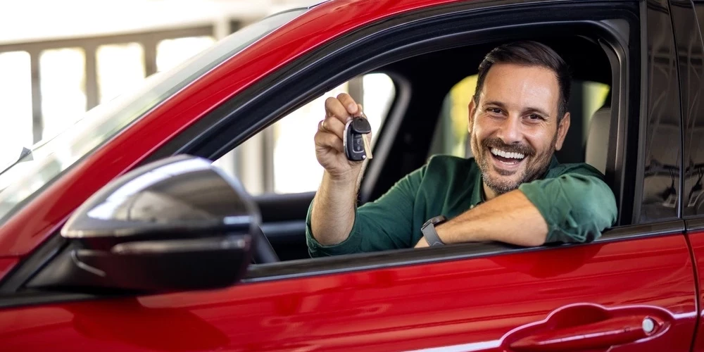 Жизнь удалась! Счастливый житель Латвии в своем новом авто.