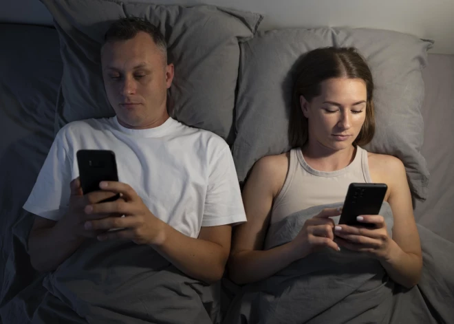 TESTS: Vai Tavas acis cieš no ekrānu zilās gaismas ietekmes? 5 pazīmes, kas palīdzēs to noteikt