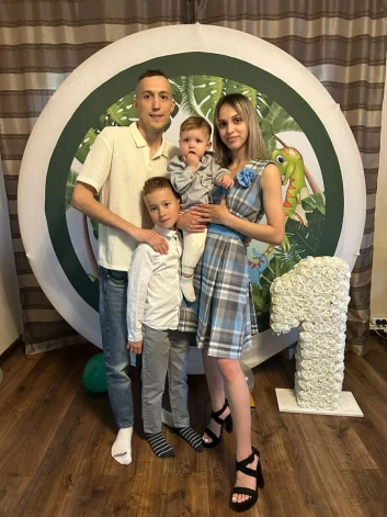 Артур со своими детьми и Амандой.