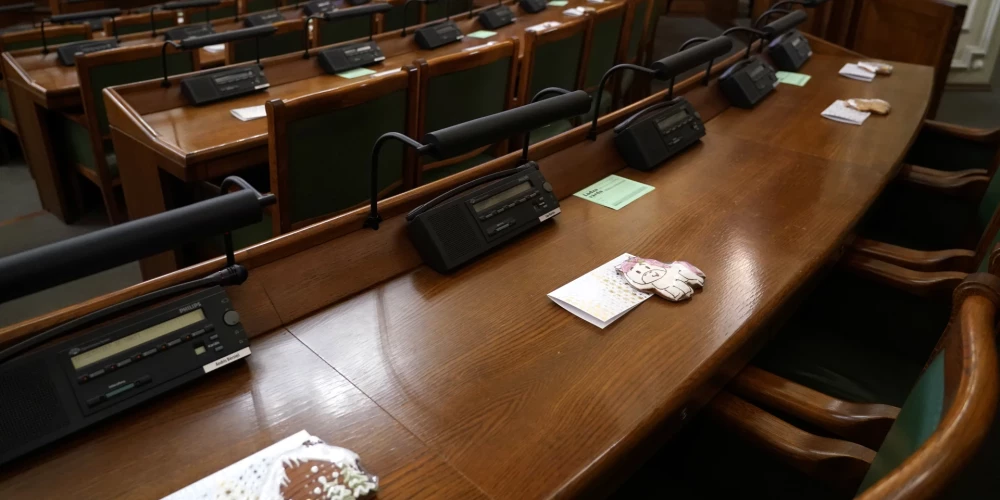 Atbilstoši Satversmei un Saeimas kārtības rullim parlamenta sēdes var notikt tikai tad, ja tajās piedalās vismaz puse Saeimas locekļu, tas ir, 50 deputāti, kas ir minimālais deputātu skaits jeb kvorums. Tomēr Ziemassvētku un Jaungada brīvdienu jūtīs savā darbavietā neieradās vairākums. 