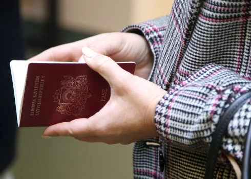 Saskaņā ar 2024. gada 10. decembrī pieņemtajiem Ministru kabineta noteikumiem noteikta valsts nodevu pakāpeniska paaugstināšana pases un personas apliecības izsniegšanai.