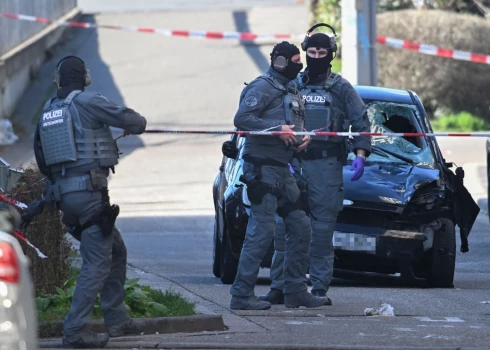 Policija Manheimā pie uzbrucēja automašīnas (foto: Scanpix / dpa / picture-alliance)