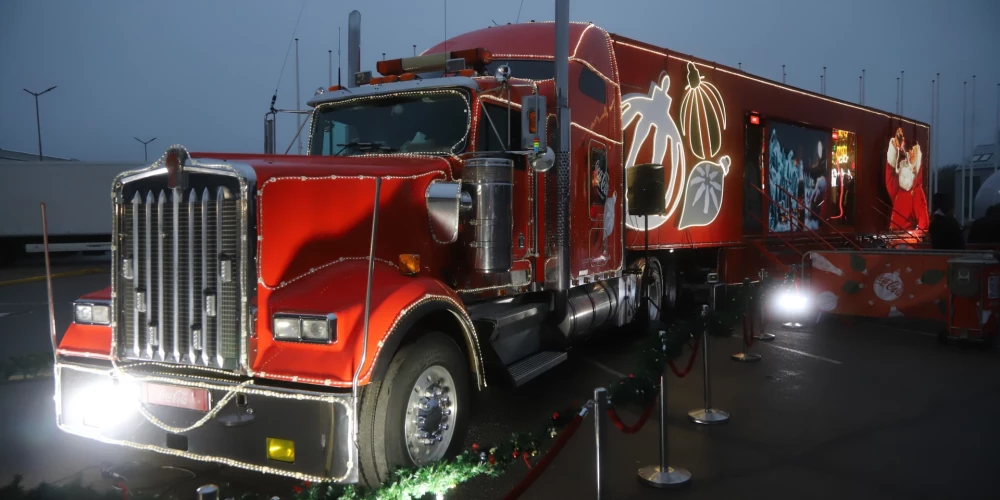 Leģendārā "Coca-Cola" Ziemassvētku automašīna ieradusies Rīgā