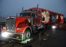Rīga sagaida leģendāro "Coca-Cola" Ziemassvētku automašīnu. FOTO, VIDEO