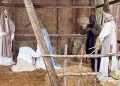 Izbēdzis noziedznieks izliekas par Jēzus piedzimšanas ainas dekorāciju un samulsina pilsētas mēru