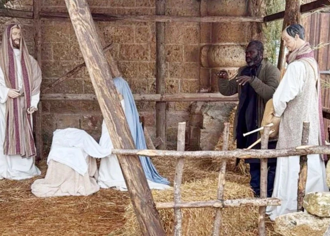 Izbēdzis noziedznieks izliekas par Jēzus piedzimšanas ainas dekorāciju un samulsina pilsētas mēru