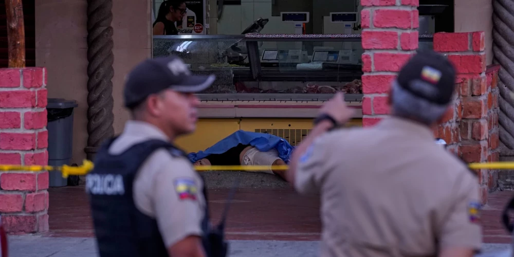 Ekvadoras policisti pie Mario Pineidas līķa (foto: Scanpix / AP)