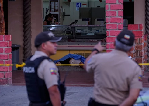 Ekvadoras policisti pie Mario Pineidas līķa (foto: Scanpix / AP)