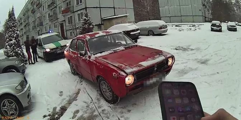 Молодой водитель пытался сочинить красивую легенду про старую машину.