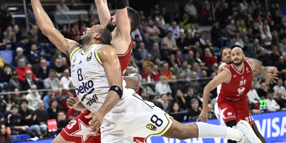 Teilens Hortons-Takers (baltā formā) "Fenerbahce" Milānā neatstāja cerības mājiniekiem