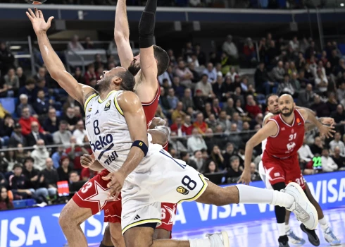 Teilens Hortons-Takers (baltā formā) "Fenerbahce" Milānā neatstāja cerības mājiniekiem