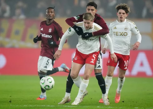 "Aberdeen" (baltajā formā) Prāgā nebija argumentu (foto: Scanpix / AP)