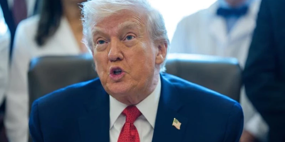 Donalds Tramps ceturtdien parakstīja izpildrīkojumu, lai pārklasificētu marihuānu par mazāk bīstamu narkotiku.