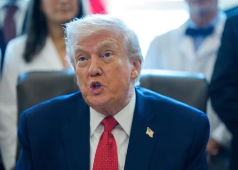 Donalds Tramps ceturtdien parakstīja izpildrīkojumu, lai pārklasificētu marihuānu par mazāk bīstamu narkotiku.