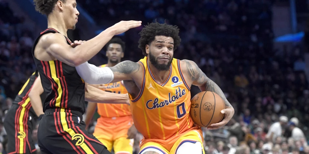 "Hawks"  viesos piekāpjas "Hornets" komandai.