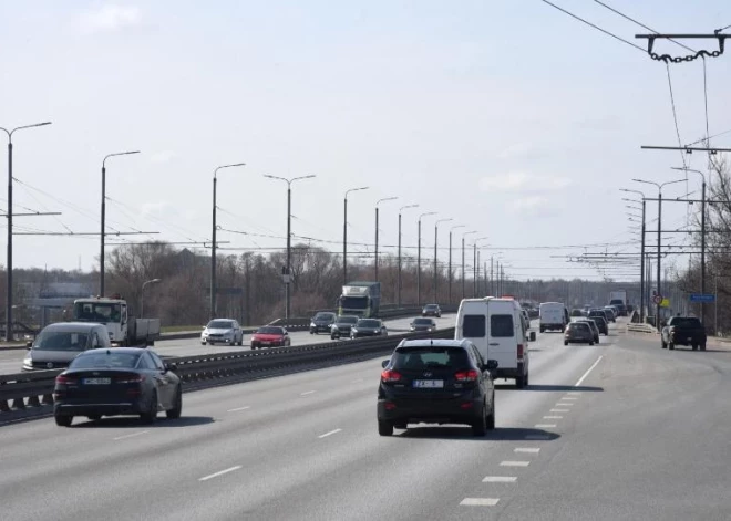 No traģēdijas šķīra tikai sekundes - agresīvi autobraucēji terorizē Rīgu