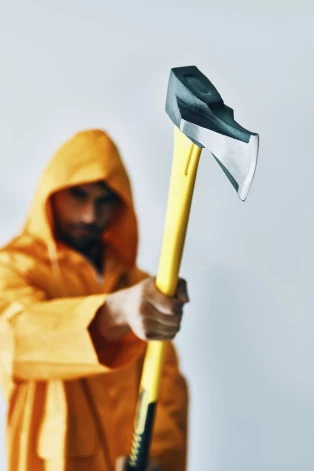 Pirms pāris nedēļām kāds ventspilnieks ar cirvi un nazi centās atvairīt pašvaldības policistus, kuri viņam aizrādīja par pārāk skaļu mūzikas klausīšanas (ilustratīvs foto).