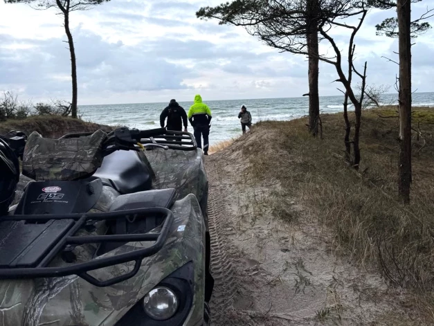 Dienvidkurzemes novada pašvaldības policisti notvēruši lietuviešu “trakojošu” lietuviešu motobraucēju, kurš ne tikai izbraukāja aizsargājamās kāpas Papes dabas parkā, bet arī nevarēja uzrādīt vadītāja tiesības.