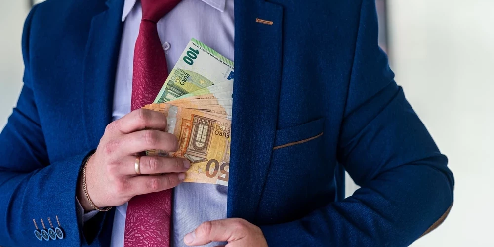 Policija rosina apsūdzēt sērijveida krāpnieku.