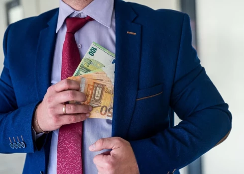 Policija rosina apsūdzēt sērijveida krāpnieku.