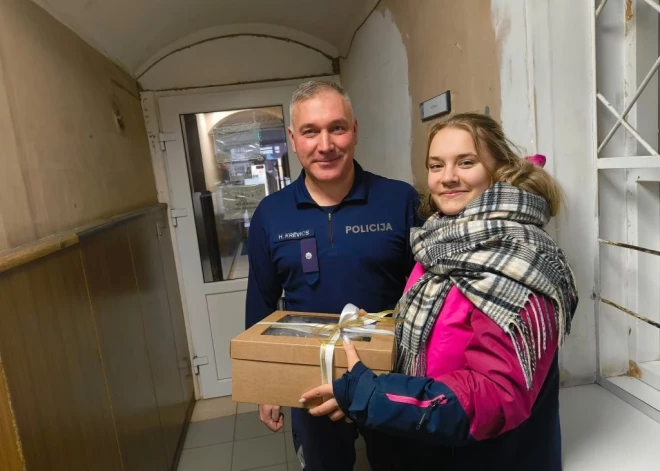 FOTO: Tukuma novada skolēni izsaka pateicību operatīvajiem dienestiem