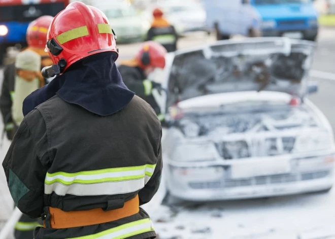 Atriebības dēļ vīrietis degvielas uzpildes stacijā Rēzeknē aizdedzina auto; lieta nodota kriminālvajāšanai