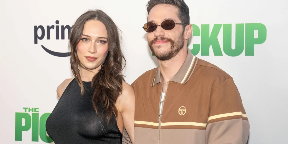 Pīts Deividsons ar draudzeni Elsiju Hjūitu.