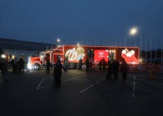 ФОТО: в Риге снова побывал легендарный грузовик Coca-Cola, но ажиотаж заметно стих