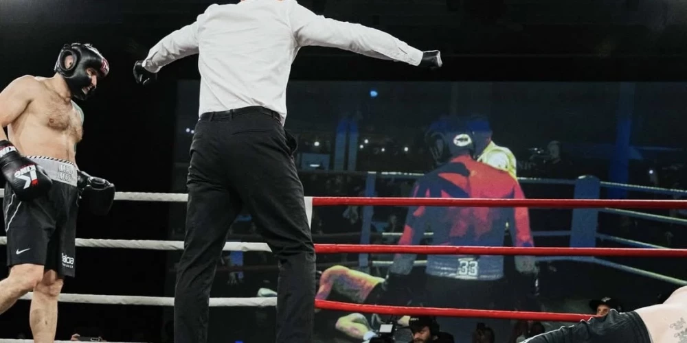 Maksims Širokovs (no kreisās) vēro, kā uz dēļiem noguldīts pretinieks.