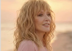 Алла ненастоящая? Пугачева выпустила клип, где она гуляет по побережью Рижского залива