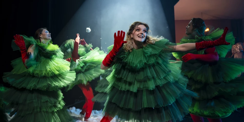 Ieskats Dailes teātra 2025. gada Ziemassvētku koncertā "Pēkšņi gaismā".