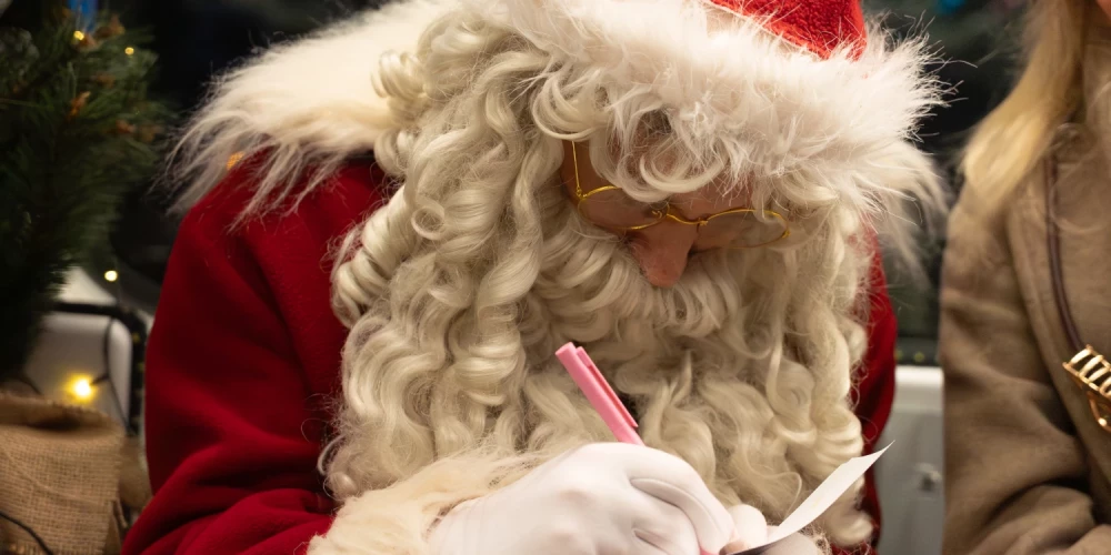 “Pasta svētku vilciens” pārsteidz pasažierus.