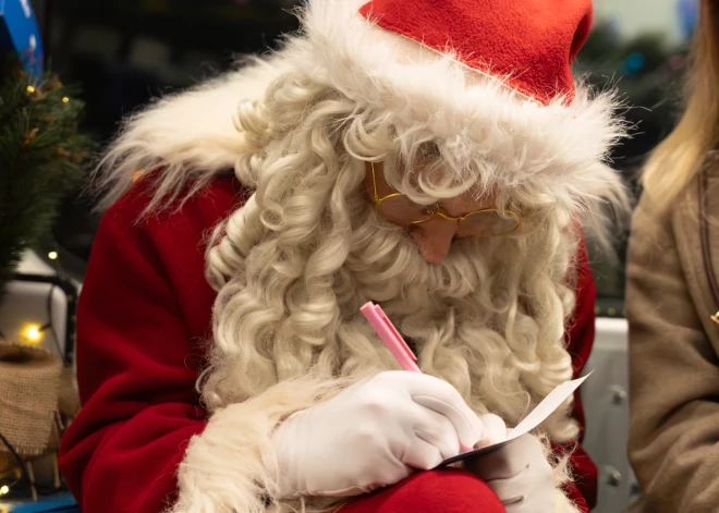 “Pasta svētku vilciens” pārsteidz pasažierus.