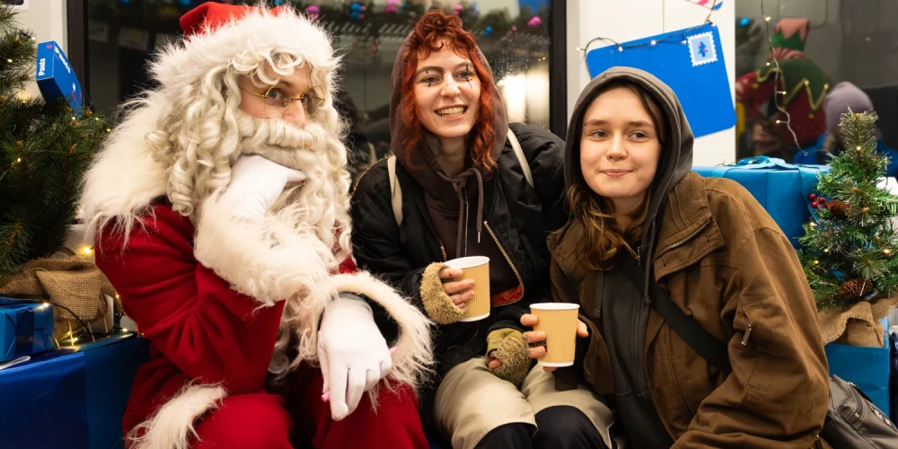 “Pasta svētku vilciens” pārsteidz pasažierus.