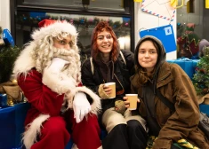 FOTO: Ziemassvētku vecītis vilcienā – pasažierus priecē īpašs svētku brauciens