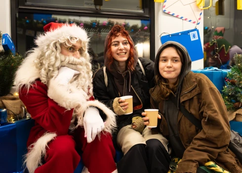 “Pasta svētku vilciens” pārsteidz pasažierus.