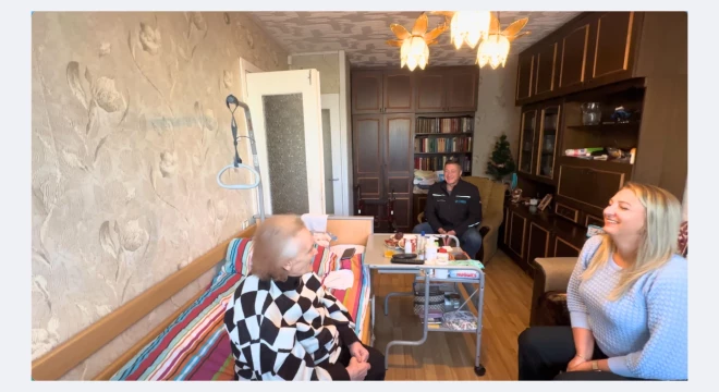 Natālija un Vadims pie vienas no savām pirmajām klientēm.