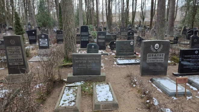 Rīgas Šmerļa (Ebreju) kapi ir šauri, tajos ir samērā neomulīgi.