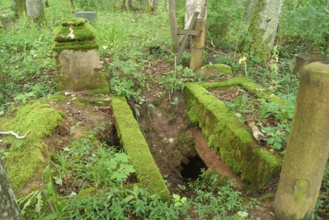 Iegruvušas kapenes pamestā kapsētā Kurzemē. 