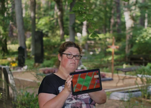 Kristīne Nesvetajeva ir pārliecināta, ka Latvijā nav divu vienādu un pat ne līdzīgu kapsētu. “Ir kapi, no kuriem pēc iespējas ātrāk gribas tikt prom. Un ir pretēji – kapsētas, kurās uzturēties ir pat patīkami.”