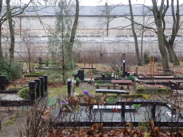 Matīsa kapsēta Rīgā ir ja ne viena no bīstamākajām, tad neomulīgākajām vietām jau nu gan. Iespējams, tas tāpēc, ka blakus atrodas vecākā ieslodzījuma vieta Latvijā – Rīgas Centrālcietums, kas atklāts 1905. gadā. Lāsmas Gaitnieces foto.