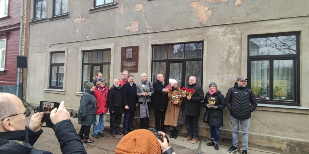Āgenskalnā atklāj atjaunotu piemiņas plāksni Krišjānim Baronam.