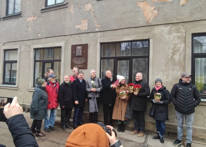 Āgenskalnā atklāj atjaunotu piemiņas plāksni Krišjānim Baronam.