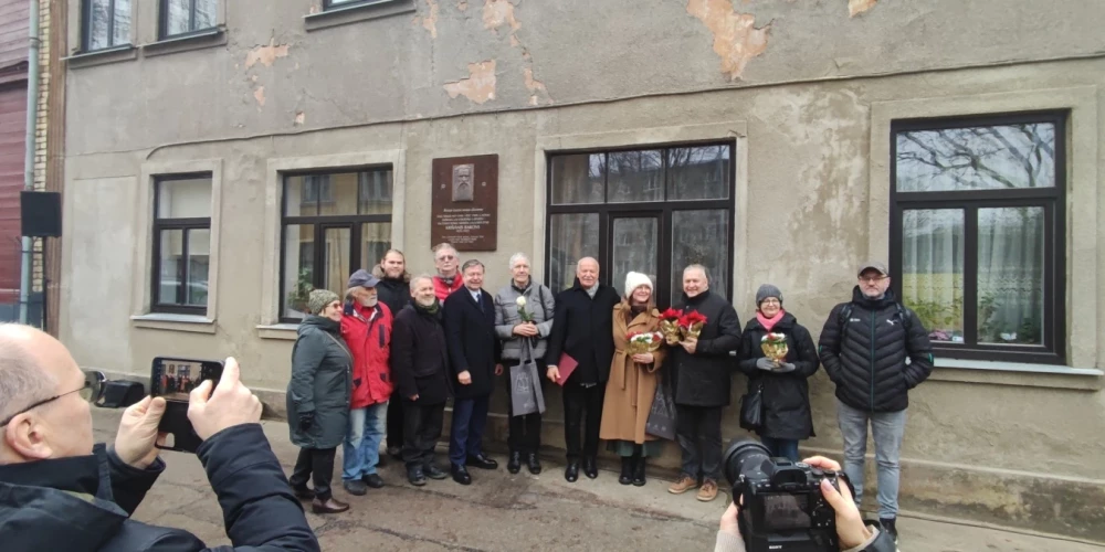 Pēc vairākiem gadiem Āgenskalnā atjaunota Krišjāņa Barona piemiņa.