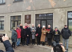 FOTO: divreiz nozagta, tagad atjaunota – pēc vairākiem gadiem Āgenskalnā atjaunota Krišjāņa Barona piemiņa